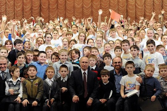 Široce oblíbený Putin. Snímek s dětmi.